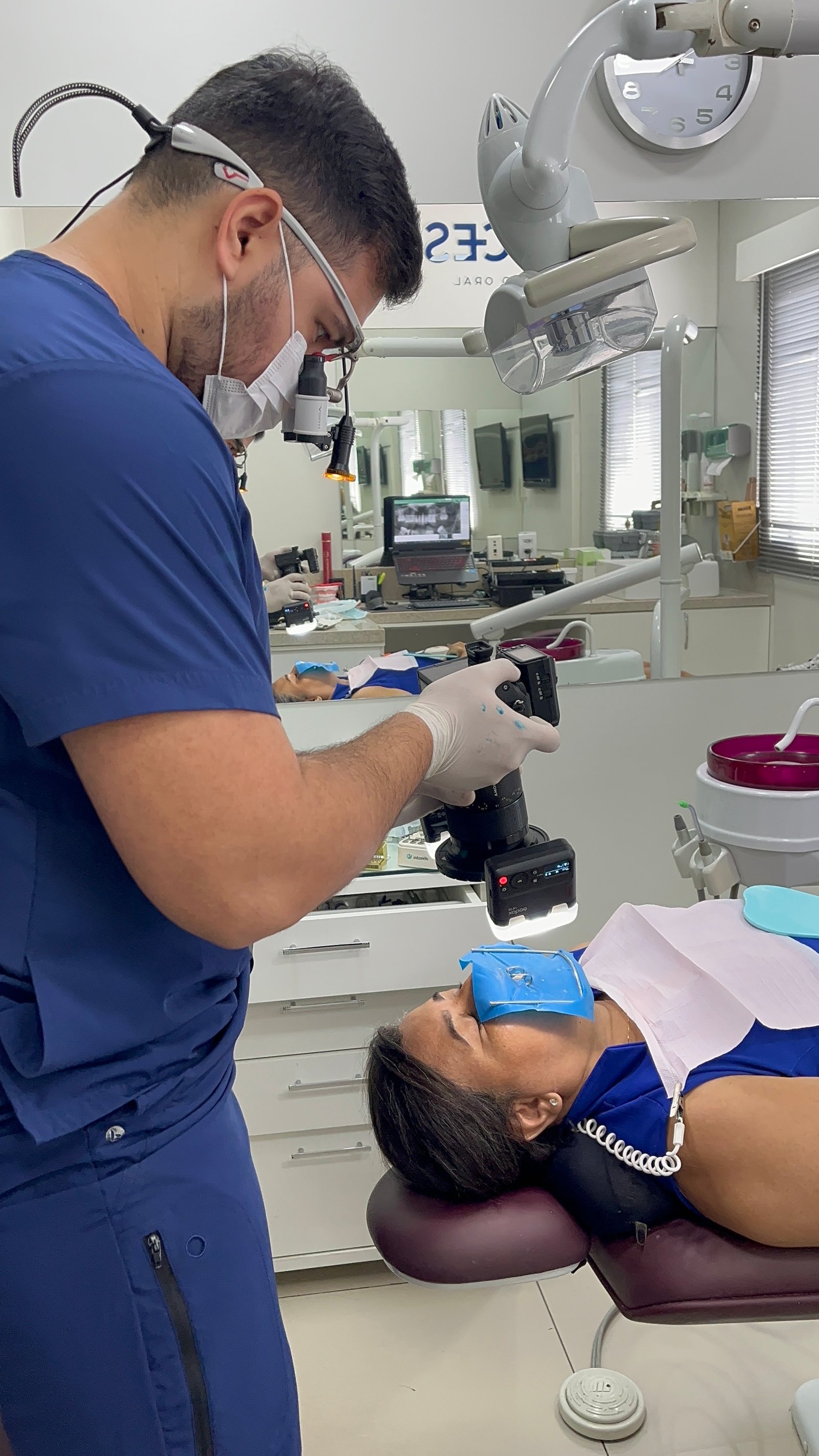 Dr. Mateus documentando um caso clínico com câmera profissional